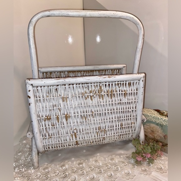 3/75$ Vintage distressed painted white‎ wicker Magazine holder farmhouse style - Picture 2 of 13